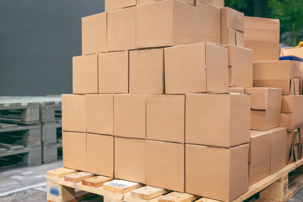 cardboard,boxes,on,a,wooden,pallet.,side,view